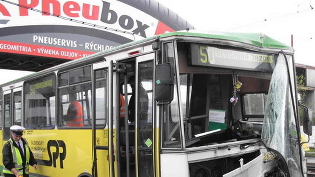 Bilancia dvoch nehôd Auto na streche autobus nabúral Nový Čas