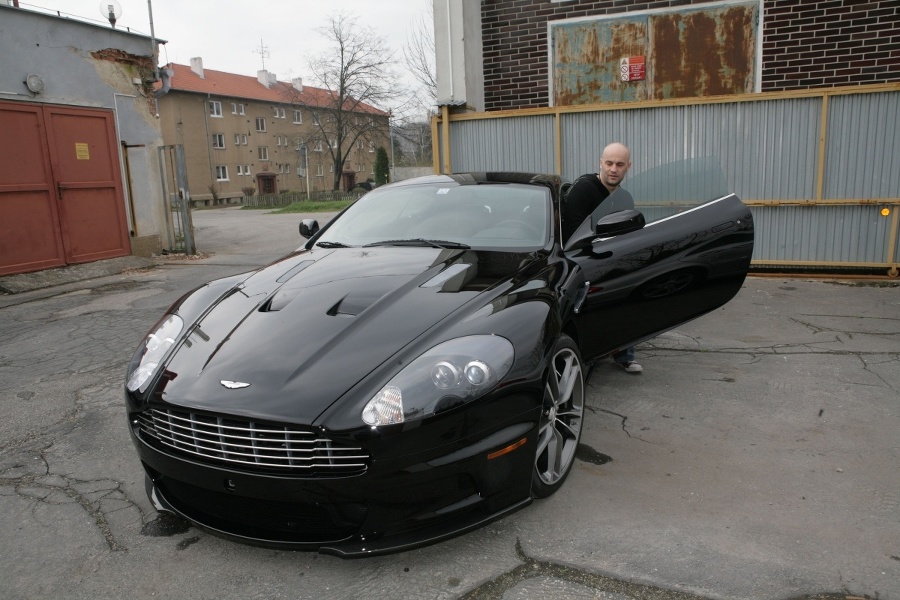 Havarovan Aston Martin Pavla Demitru Je U Ako Nov Fotografia