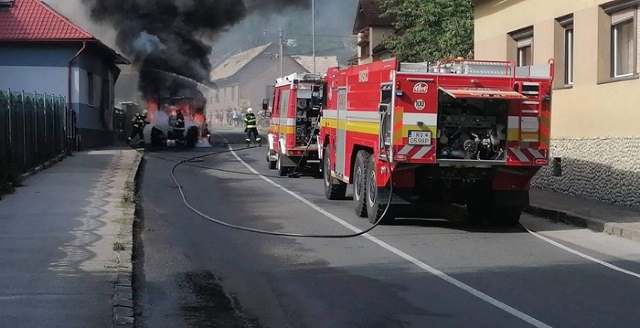 Na východe Slovenska začal horieť traktor chytila sa aj strecha domu