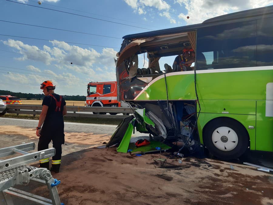 Obrovské nešťastie pri Brne Na D2 havarovali dva autobusy jeden