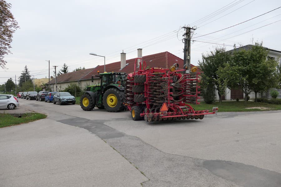 V tejto obci sa ľuďom pešo na voľby nechcelo Kone či traktor Aha ako