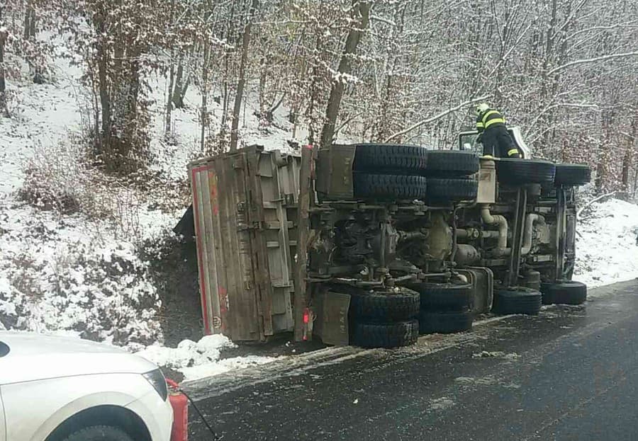 Horský priechod ostal v pozore Kamión sa prevrátil mimo cesty Na