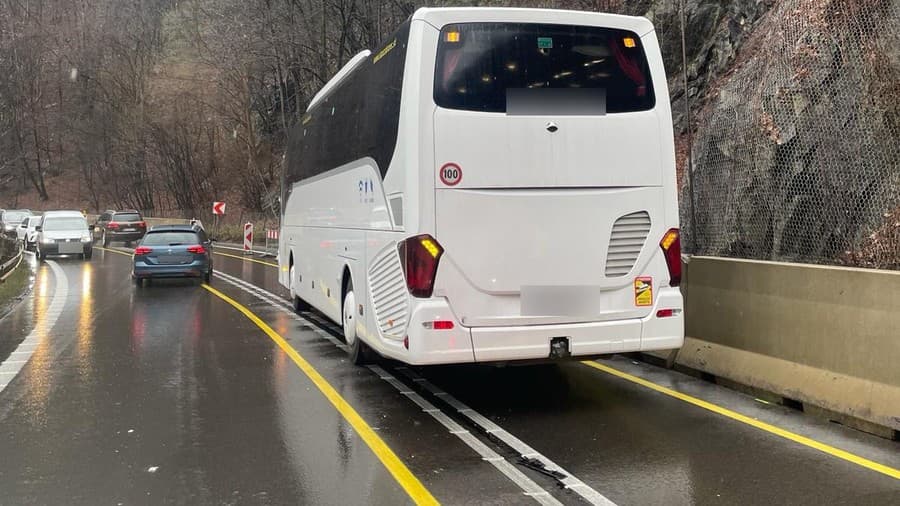 Nehoda pod Strečnom Autobus sa ZRAZIL s nákladným autom FOTO