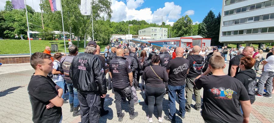 FOTO Kvety pre premiéra Na podporu Roberta Fica sa pred nemocnicou