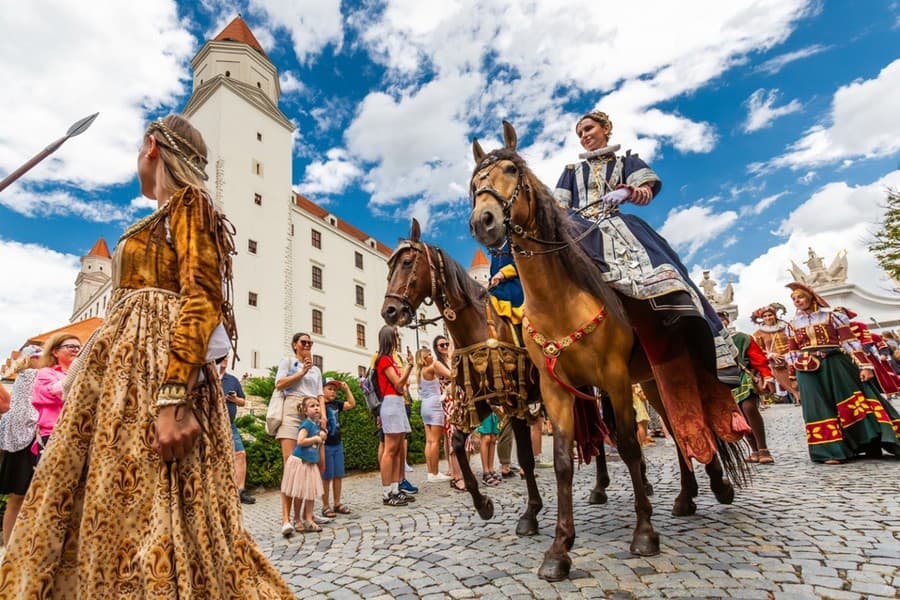 Bratislava Op Za Ije Korunova N Sl Vu Do Ul C Sa Vr Tia Rytieri