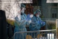 Briti prehrávajú boj s koronavírusom: Za deň pribudol rekordný počet obetí
