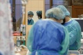 Česko má už 300 vyliečených z koronavírusu, s chorobou bojujú ďalšie tisícky pacientov