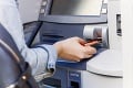 Podvodníci sa zamerali na bankomaty: Nový typ útokov zaznamenali v mnohých európskych štátoch