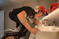 Španiel Antoni Bou baví internet: Na motorke si umýva zuby či varí kávu