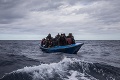Británia zadržala v Lamanšskom prielive rekordný počet migrantov: Na 17 plavidlách ich boli stovky