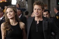 Brutálna bitka medzi Angelinou Jolie a Bradom Pittom: Herec mal manželku chytiť a tresnúť o stenu lietadla!
