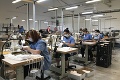 Firma musela po 25 rokoch prenastaviť stroje a začať šiť rúška: Zamestnancom bojnickej nemocnice ich darovali už stovky
