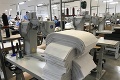 Firma musela po 25 rokoch prenastaviť stroje a začať šiť rúška: Zamestnancom bojnickej nemocnice ich darovali už stovky