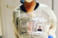 Lekára preslávil detail na ochrannom obleku: Pozrite si fotky, ktoré valcujú internet
