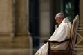 Liturgické slávenia za prísnych podmienok: Tieto omše bude slúžiť pápež František