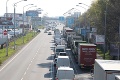 Čo sa to deje v okolí Bratislavy: Policajné kontroly spôsobili kolaps dopravy