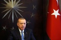 Nepáčilo sa mu, čo napísal: Erdogan podal trestné oznámenie na známeho moderátora