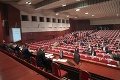 Zastupiteľstvá obcí i krajov budú môcť rokovať cez videokonferencie, schválil to parlament