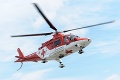 Pri Buzici sa prevrátilo vozidlo zdravotnej služby: Zranenú ženu ratovali leteckí záchranári