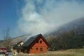 Hasiči už 8 hodín bojujú s požiarom lesa v Oščadnici: Škody vyčíslili na viac ako 200-tisíc eur