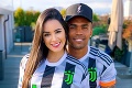 To je karanténa! Brazílska hviezda Juventusu v náručí sexi priateľky
