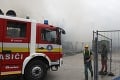 Pri známom obchodnom dome v Bratislave horelo, okolie zamoril hustý dym: Hasiči požiar už zlikvidovali