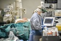 Zomrel svetoznámy neurochirurg, ktorý oddelil zrastené dvojčatá: Zabil ho koronavírus