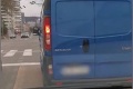 Vodič blokoval križovatku v Bratislave: To, čo urobil, keď na semafore svietila červená, je vrchol!