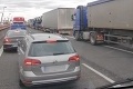 Pozriete si video z Prístavného mosta v Bratislave, zastaví sa vám rozum: Za toto hrozí vodičovi mastná pokuta!