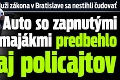 Muži zákona v Bratislave sa nestihli čudovať: Auto so zapnutými majákmi predbehlo aj policajtov