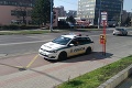 Policajti parkujúci na priechode pre chodcov: Realita na slovenských cestách! Kedy si to môžu dovoliť?