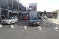 Kuriózna situácia pred bratislavským obchodom: Invalid to prepískol, policajti sa len prizerali