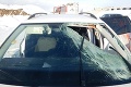 Horor na ceste pri Šamoríne: Z okoloidúceho nákladiaka spadol na auto kus ľadu, vodič skončil v nemocnici