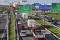 Dopravný kolaps v Bratislave: Hlásia viacero nehôd, zrazili sa tri kamióny