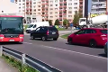 Kuriózna FOTKA z priechodu pre chodcov v Petržalke: Aha, kto prinútil šoférov šliapnuť na brzdu!