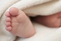 Záhadná smrť dieťaťa: 2,5 mesačného chlapčeka našli v izbe mŕtveho!