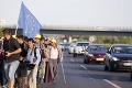 Migranti sa rozhodli konať: Z stanice Keleti idú do Rakúska peši!