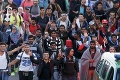 Neodradila ich ani horúčava: Migranti pochodujú k hraniciam s uterákmi na hlavách!