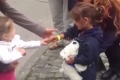 Video, ktoré dojalo svet: Dievčatko pristúpilo k malej migrantke, nasledovalo neuveriteľné gesto!