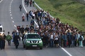 Vzbura migrantov! V tábore prerazili policajnú ochranu, takmer tisíc ľudí pochoduje do Budapešti!