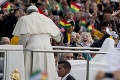 Pápež František na návšteve Bolívie: Chudobných a hladných nemožno prehliadať