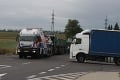 Zrážka autobusu s deťmi s dvomi nákladiakmi: Zahynul kamionista Ľubomír († 60)