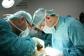 Unikátny zákrok: Lekári rozdeľovali iba osemdňové siamské dvojičky
