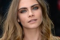 Modelka Cara Delevingne pobúrila spolucestujúcich: Sex na palube lietadla! S kým si to rozdala?