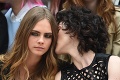 Modelka Cara Delevingne pobúrila spolucestujúcich: Sex na palube lietadla! S kým si to rozdala?