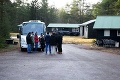 Keď migrantov priviezli na miesto, nechceli vystúpiť z autobusu: Pozrite sa, kde odmietli bývať!