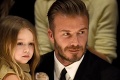 Krásne gesto pre malú Harper: David Beckham si nosí dcérku na krku!