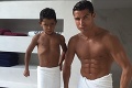 Cristiano Ronaldo junior: Otcov pohľad a pózu už dokonale ovláda!