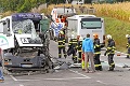 Tragická zrážka autobusu plného detí s dvoma kamiónmi: Krik, plač a strach o život!