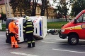 Zrážka sanitky s osobným autom neďaleko nemocnice: Traja zranení!